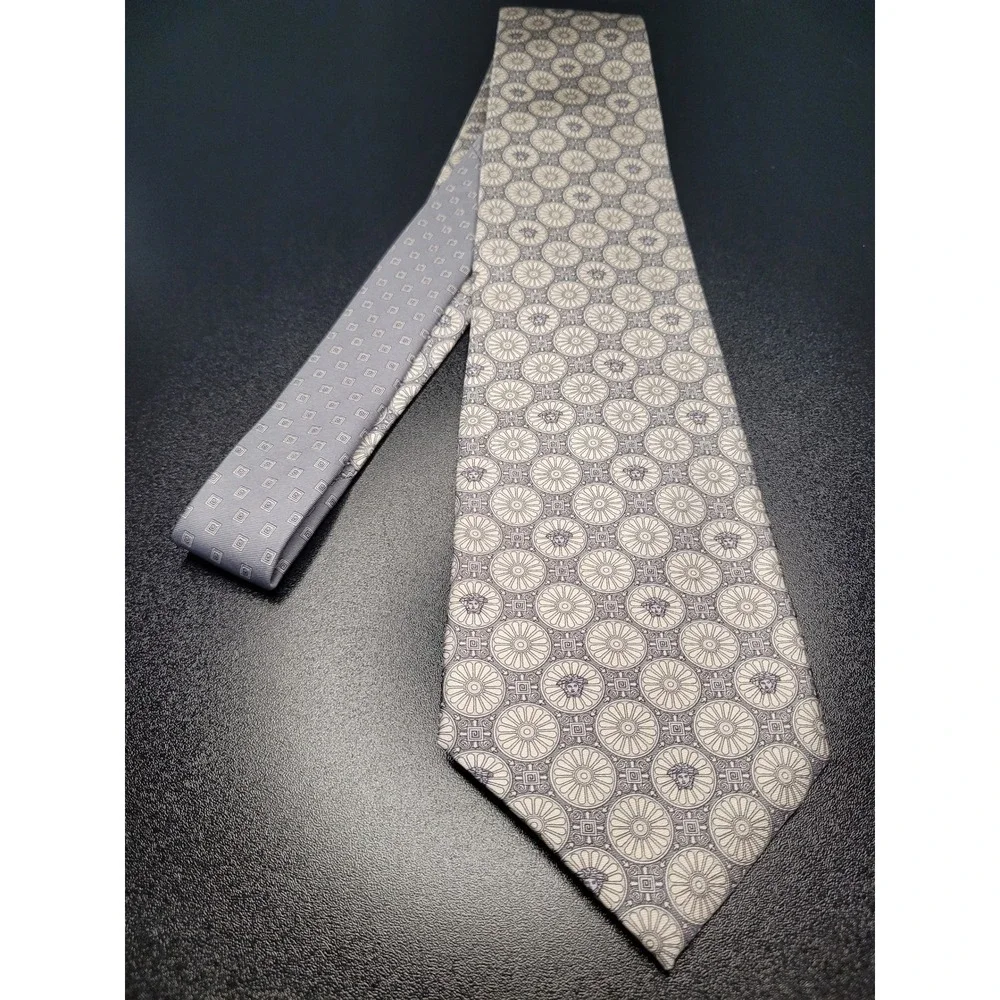 Versace Men's Necktie Grey Medallion Silk 3.75 x 58 Excellent